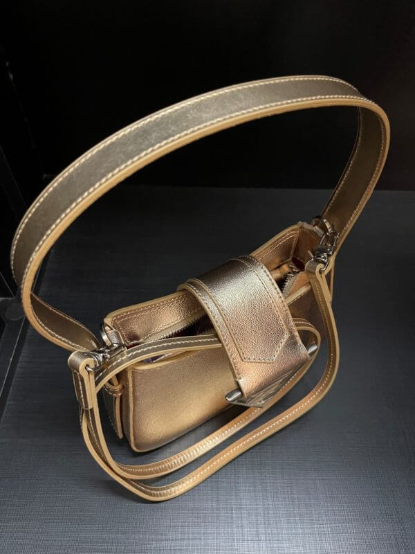 Bolsa Tiracolo Pequena Dourada Emili Schutz - Imagem 4