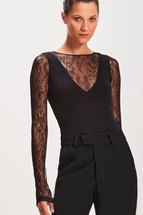 BLUSA DECOTE E MANGA RENDA PRETA TIG