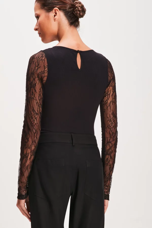 BLUSA DECOTE E MANGA RENDA PRETA TIG - Image 2